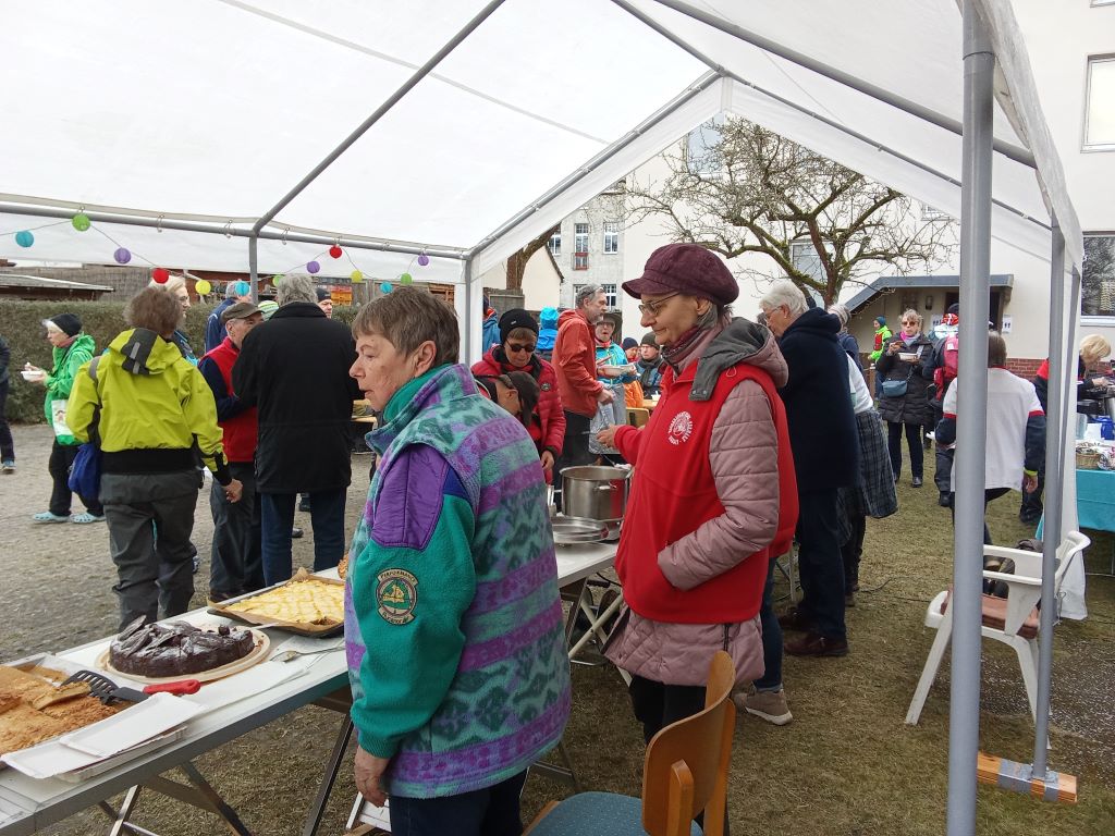 Helferinnen am Buffet